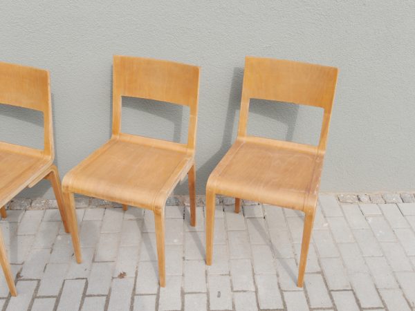 Seitenansicht eines originalen Hellerau-Stuhls von Erich Menzel. Gut erkennbar sind die elegant geschwungene Rückenlehne, die ergonomische Sitzfläche sowie die charakteristische Konstruktion der Deutschen Werkstätten Hellerau aus dem Jahr 1950.
