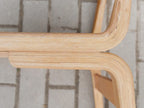 Detailaufnahme des Übergangs von Sitzfläche und Rückenlehne. Die Aufnahme zeigt die formverleimten Holzschichten, die präzise Verarbeitung sowie die elegante Linienführung des Entwurfs von Erich Menzel.
