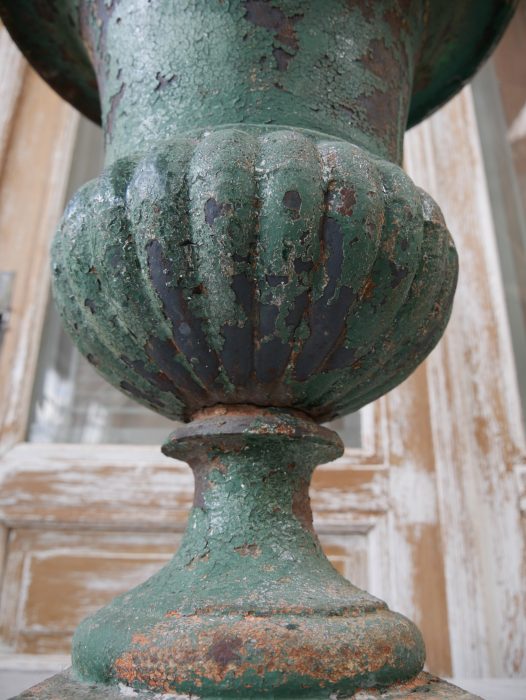 Detailaufnahme des bauchigen, geriffelten Mittelbereichs der Amphorenvase. Die plastische Gestaltung und die originale Patina verleihen der historischen Vase ihren besonderen Charakter.