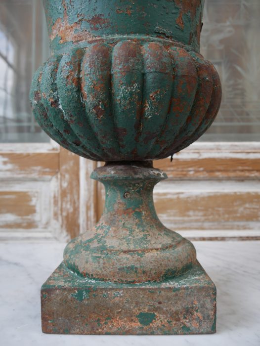 Nahaufnahme des geriffelten Korpus der originalen Amphorenvase. Die dekorativen Vertiefungen sowie die gewachsene Patina unterstreichen den historischen Charakter des französischen Originals.
