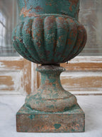 Nahaufnahme des geriffelten Korpus der originalen Amphorenvase. Die dekorativen Vertiefungen sowie die gewachsene Patina unterstreichen den historischen Charakter des französischen Originals.