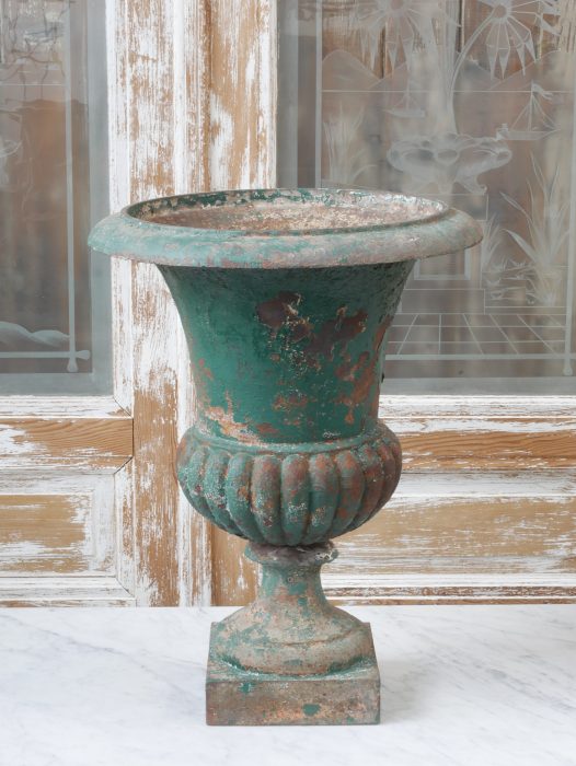 Einzelansicht einer originalen französischen Amphorenvase aus Gusseisen um 1850. Die Aufnahme zeigt die charakteristische Kelchform, den geriffelten Korpus sowie die originale grüne Patina mit authentischen Altersspuren.