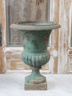 Zweite originale Amphorenvase aus Frankreich um 1850. Die historische Gusseisenvase präsentiert sich mit ihrer klassischen Form, alter Originaloberfläche und dekorativer grüner Farbfassung.