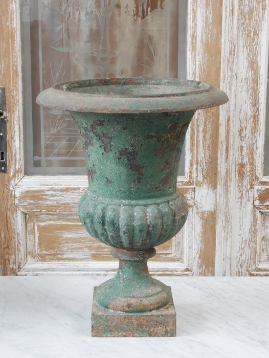 Zweite originale Amphorenvase aus Frankreich um 1850. Die historische Gusseisenvase präsentiert sich mit ihrer klassischen Form, alter Originaloberfläche und dekorativer grüner Farbfassung.