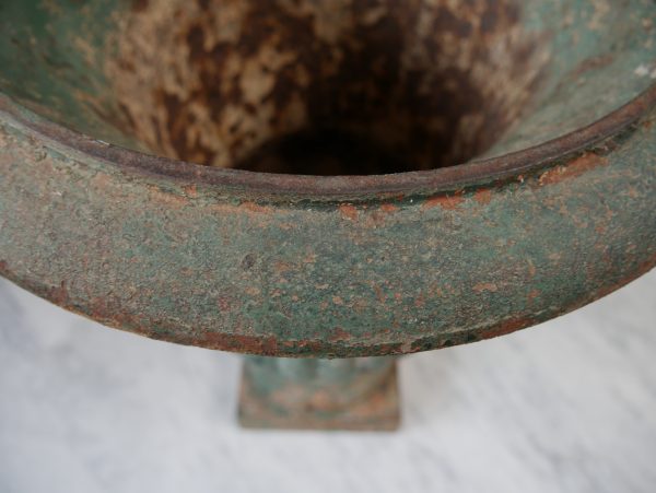 Detailaufnahme des inneren Randbereichs der Amphorenvase mit originaler Patina und historischer Farbfassung. Die Aufnahme dokumentiert die authentische Oberfläche und den Erhaltungszustand des Originals aus Frankreich um 1850.