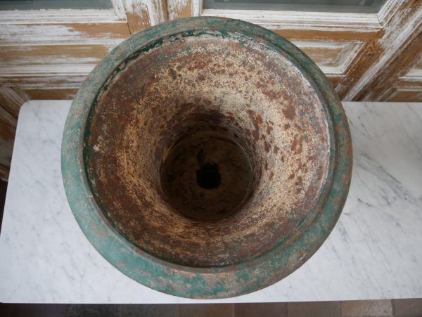 Detailaufnahme der oberen Öffnung einer antiken Amphorenvase. Sichtbar sind die originale Patina, altersbedingte Gebrauchsspuren und die authentische Innenfläche des historischen Gusseisens.
