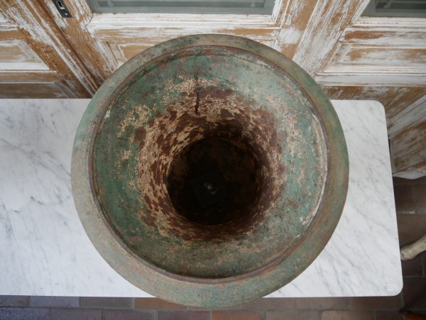 Detailaufnahme der Öffnung einer originalen Amphorenvase aus Gusseisen. Sichtbar sind die historische Konstruktion sowie altersbedingte Gebrauchsspuren der originalen Ausführung.