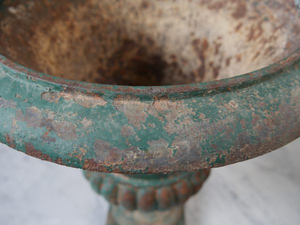Detailansicht des oberen Randes der historischen Amphorenvase mit originaler grüner Farbfassung. Die Aufnahme zeigt die schöne Patina und die authentische Oberfläche des antiken Gusseisens.