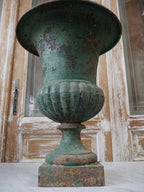 Detailansicht des unteren Korpusbereichs der antiken Amphorenvase. Sichtbar sind die elegante Formgebung, die originale Farbfassung und die altersgerechte Oberfläche des Gusseisens.