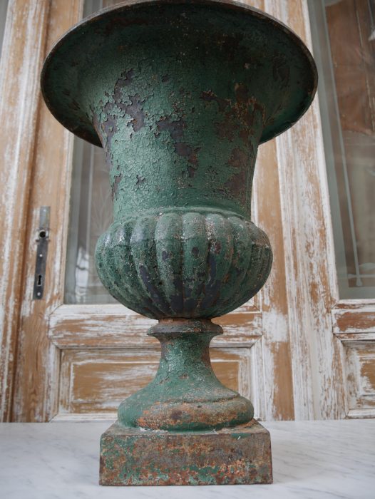 Detailansicht des unteren Korpusbereichs der antiken Amphorenvase. Sichtbar sind die elegante Formgebung, die originale Farbfassung und die altersgerechte Oberfläche des Gusseisens.