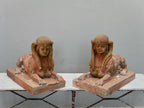 Frontansicht des antiken Sphingenpaares mit beiden Figuren nebeneinander. Gut erkennbar sind die weiblichen Köpfe mit Nemes-Kopftuch, die liegenden Löwenkörper sowie die historische Farbpatina der Terrakottafiguren.