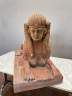 Frontansicht einer einzelnen antiken Sphinx aus gebranntem Ton. Besonders gut sichtbar sind das fein modellierte Gesicht, das Nemes-Kopftuch sowie die originale historische Farbfassung.
