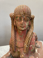 Detailaufnahme des Gesichts einer antiken Sphinx. Die fein ausgearbeiteten Gesichtszüge, das ägyptisch inspirierte Kopftuch und die authentische Patina verleihen der historischen Skulptur ihren besonderen Charakter.