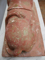 Detailaufnahme des Rückens und der Oberseite einer antiken Sphinx. Die Aufnahme zeigt die originale Terrakottaoberfläche mit charakteristischen Altersspuren, Farbverlusten und historischer Patina.
