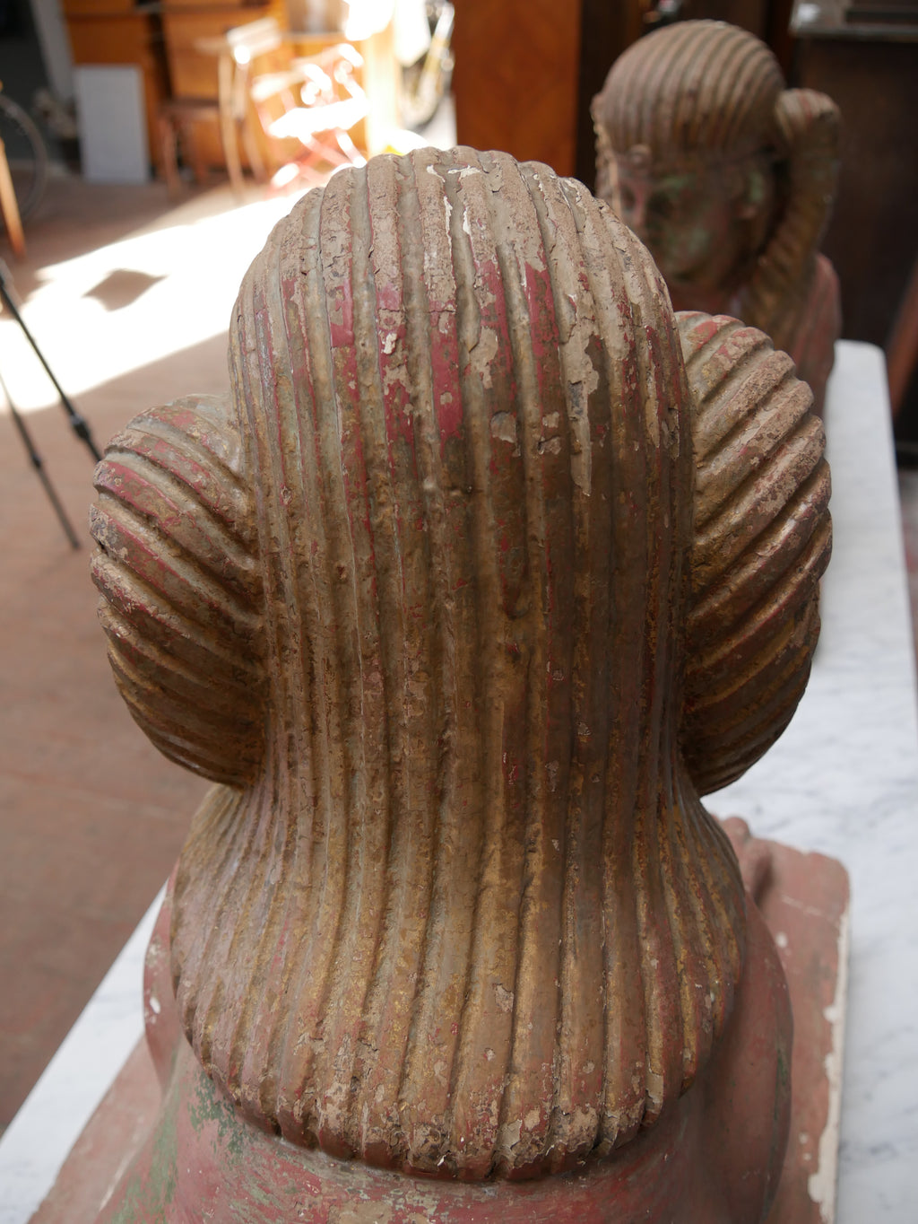 Rückansicht des Sphinxkopfes mit detailliert ausgearbeitetem Nemes-Kopftuch. Die historische Oberflächenstruktur und die natürliche Alterspatina des gebrannten Tons sind gut erkennbar.