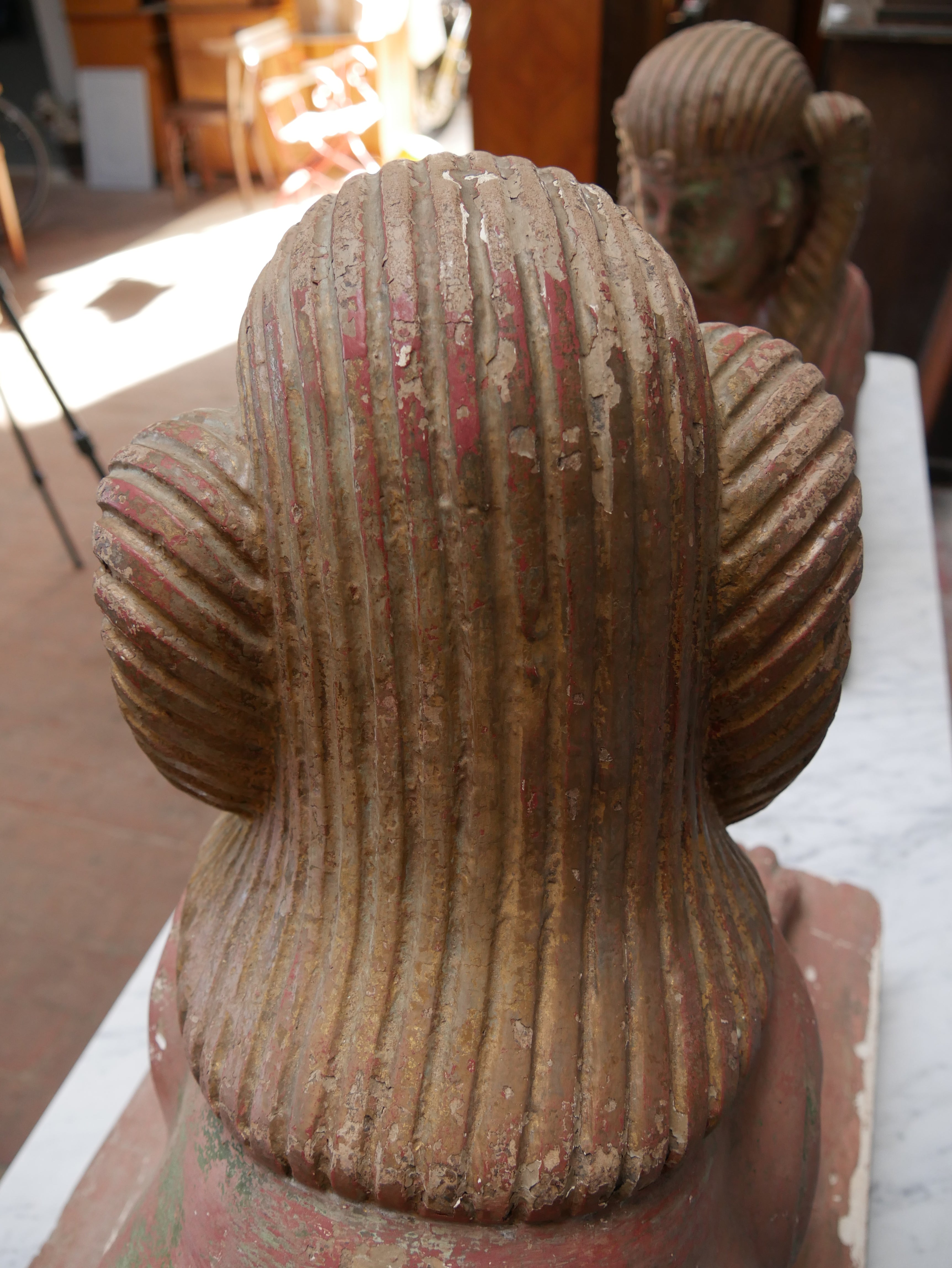 Rückansicht des Sphinxkopfes mit detailliert ausgearbeitetem Nemes-Kopftuch. Die historische Oberflächenstruktur und die natürliche Alterspatina des gebrannten Tons sind gut erkennbar.