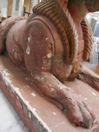 Nahaufnahme des seitlichen Löwenkörpers einer antiken Sphinx. Sichtbar sind die modellierten Rundungen, die originale Oberfläche und die historischen Gebrauchsspuren des Materials.