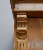 Detailaufnahme eines reich verzierten seitlichen Zierelements am Gründerzeit Kleiderschrank. Die kunstvoll gearbeitete Ornamentik zeigt die hochwertige Handwerkskunst der Epoche.