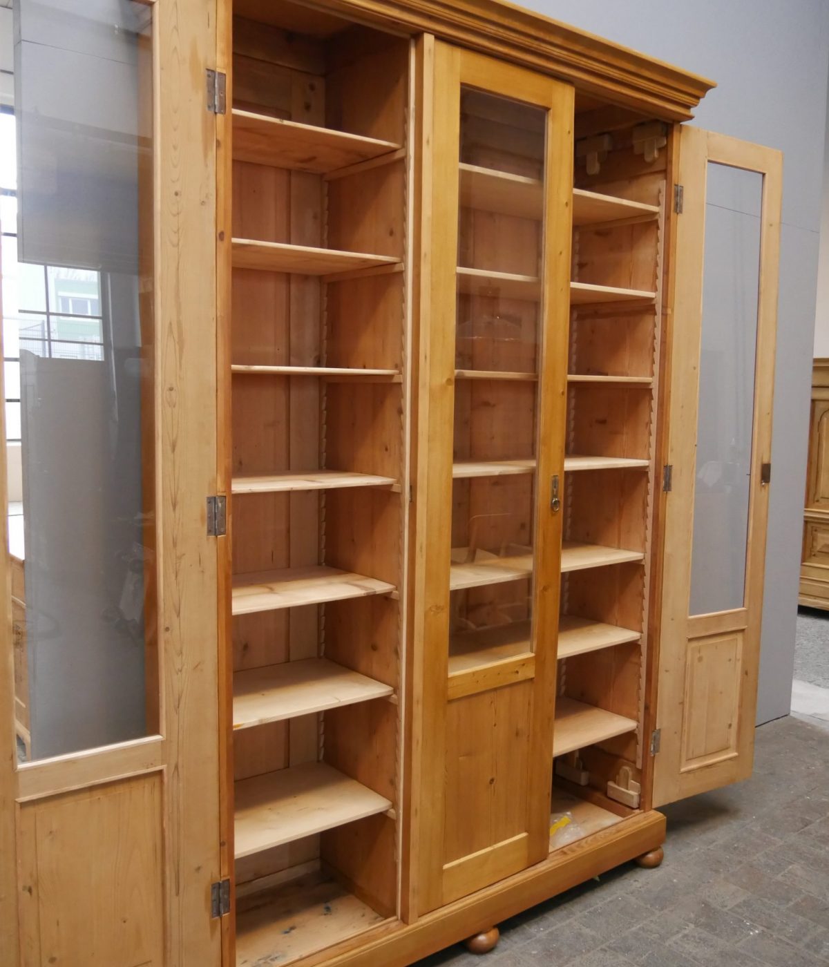 Schräg fotografierter Lehrmittelschrank mit geöffneten Türen. Die Aufnahme zeigt die Tiefe des Schranks sowie die stabile Konstruktion und den großzügigen Stauraum.