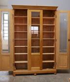 Antiker Lehrmittelschrank mit geöffneten Türen und vollständig sichtbaren Regalböden. Die Aufnahme zeigt den großzügigen Stauraum und die verstellbaren Einlegeböden des historischen Vitrinenschranks.