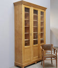 Originaler Lehrmittelschrank aus Weichholz von etwa 1910 in restauriertem Zustand. Die große zweitürige Vitrine mit verglasten Türen, verstellbaren Einlegeböden und schöner Kranzleiste zeigt die komplette Frontansicht des historischen Schranks.