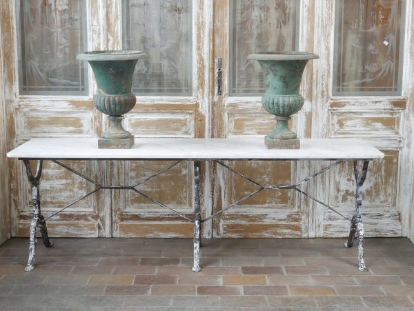 Seltenes originales Paar Amphorenvasen aus Gusseisen, gefertigt in Frankreich um 1850. Die beiden historischen Gartenvasen mit grüner Originalfassung und schöner Patina stehen nebeneinander und zeigen ihre elegante klassische Form mit geriffeltem Korpus und quadratischem Sockel.