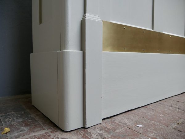Detailaufnahme der Rückseite des Vitrinenschranks mit sichtbarer Holzstruktur und Verarbeitung