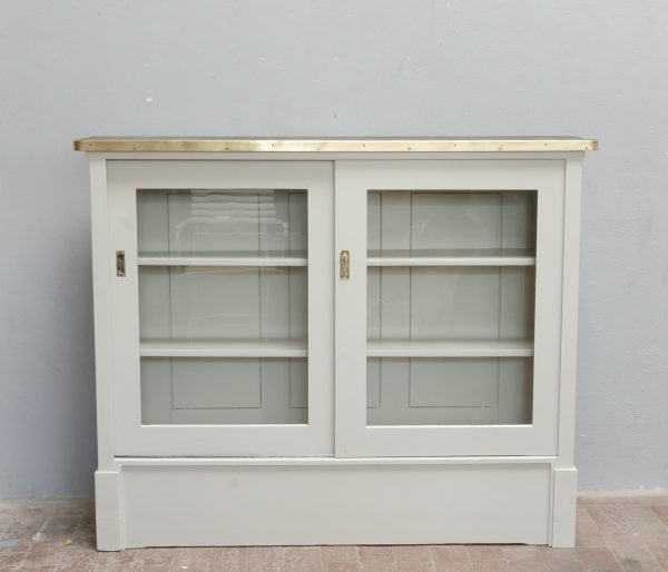 Weißer Vitrinenschrank in Frontalansicht mit geschlossenen Glastüren und großzügigem Stauraum