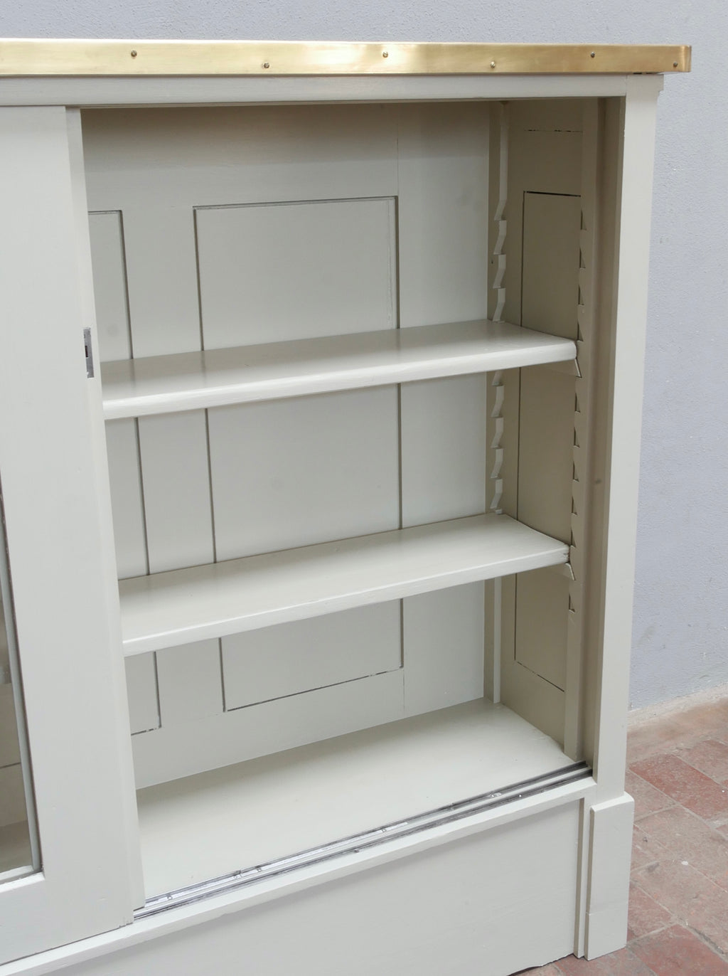 Geöffneter Vitrinenschrank mit sichtbaren Einlegeböden und großzügigem Innenraum.