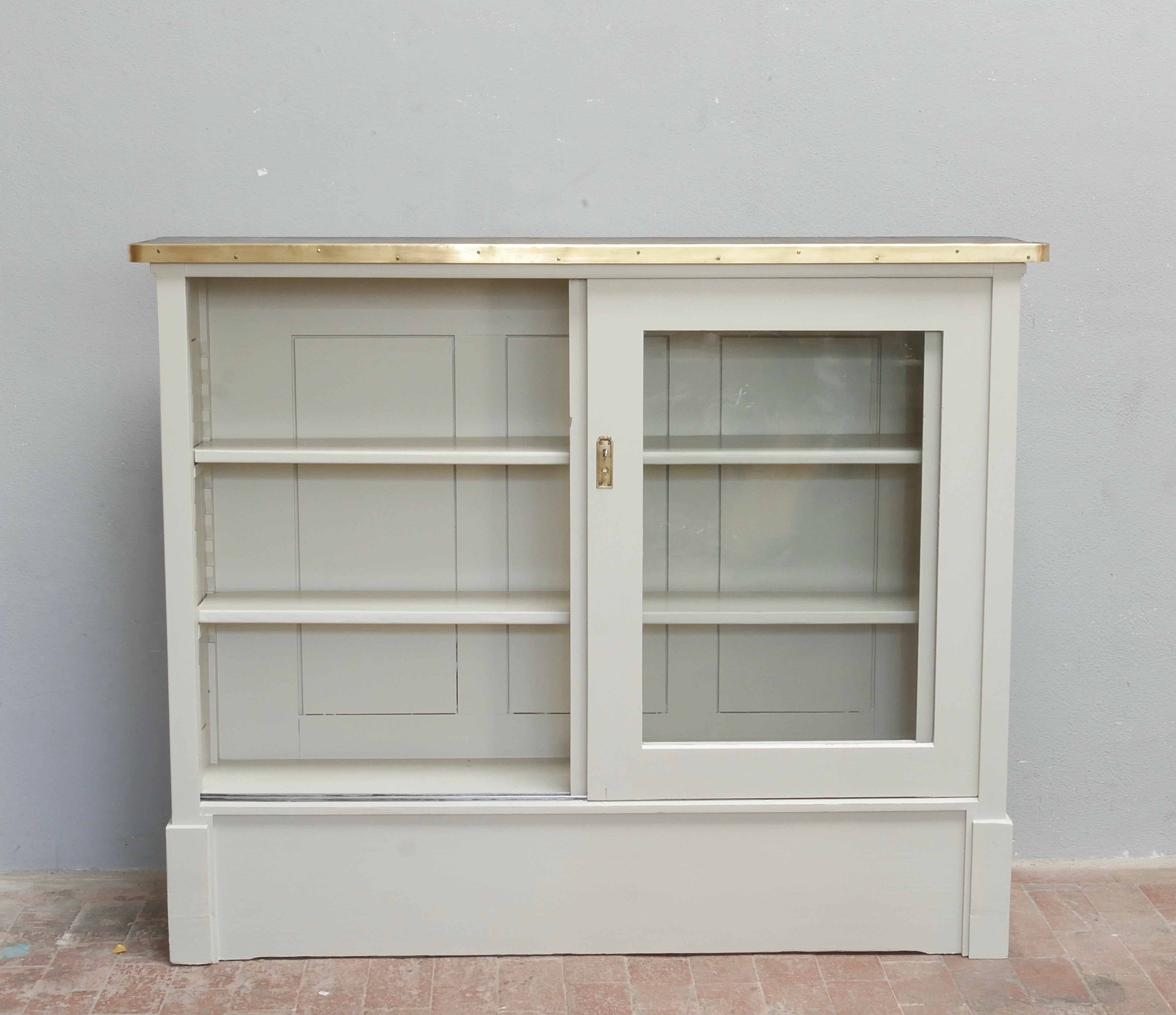Weißes Sideboard mit Glastüren und klassischem Landhausdesign in geschlossener Ansicht.