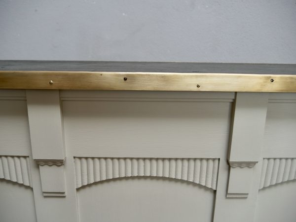 Detailansicht der oberen Ecke und Seitenverbindung des Highboards in Weiß.