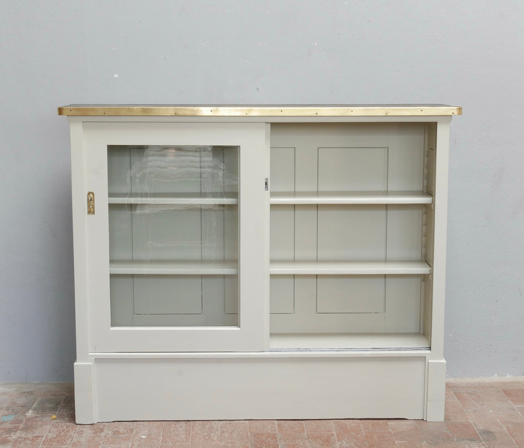 Barschrank im Vintage-Stil mit zwei Glastüren und stabiler Holzkonstruktion in Frontansicht.