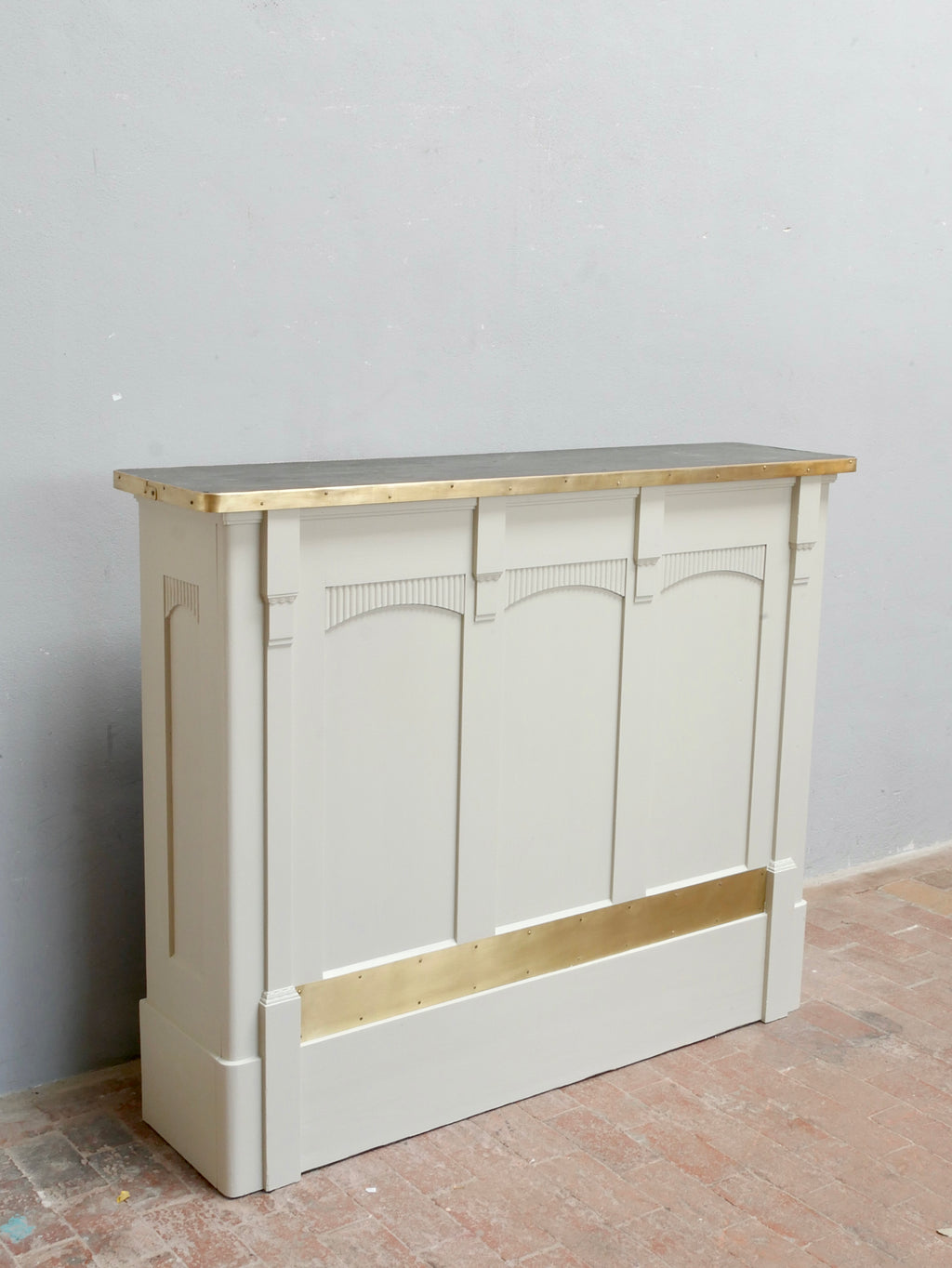 Rückansicht des weißen Sideboards mit stabiler Rückwand und durchgehender Konstruktion.