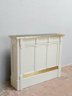 Rückansicht des weißen Sideboards mit stabiler Rückwand und durchgehender Konstruktion.