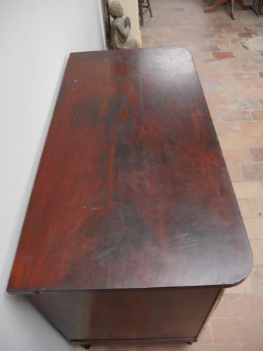 Detailaufnahme der originalen Deckplatte der Empire-Kommode. Die fein gemaserte Mahagonioberfläche zeigt ihre gewachsene Patina und den außergewöhnlich gut erhaltenen Originalzustand.