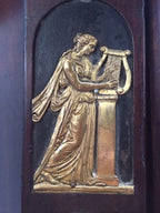 Detailaufnahme eines weiteren originalen feuervergoldeten Bronzebeschlags mit klassischer Figuren-Darstellung. Die kunstvolle Ausarbeitung macht diesen Beschlag zu einem besonderen Blickfang der Empire-Kommode.