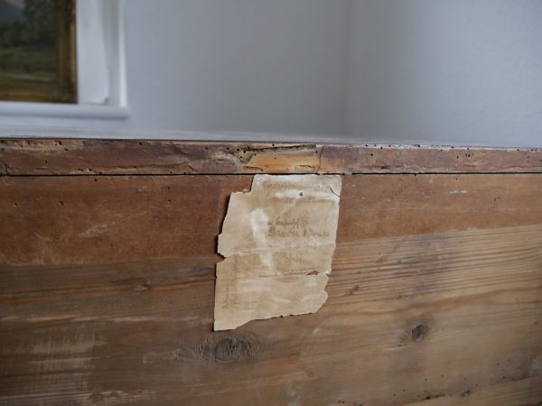 Detailaufnahme der originalen Rückwand der Empire-Kommode. Die historische Holzkonstruktion dokumentiert den außergewöhnlich originalen Erhaltungszustand des Möbelstücks.