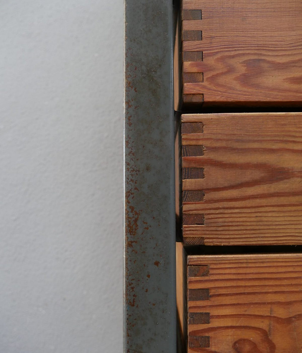 Detailaufnahme des seitlichen Metallrahmens und der Schubladenführung des KR34 Schubladenschranks