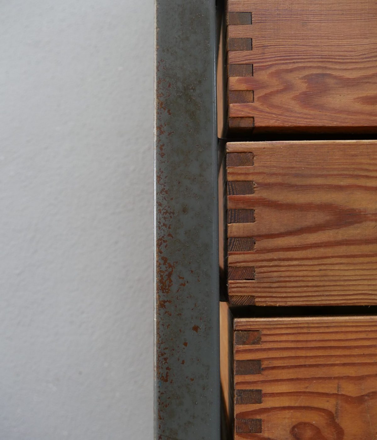 Detailaufnahme des seitlichen Metallrahmens und der Schubladenführung des KR34 Schubladenschranks