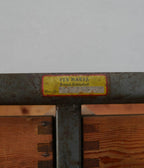 Detailaufnahme der Metallverstrebung und Verbindungselemente des KR34 Schubladenschranks