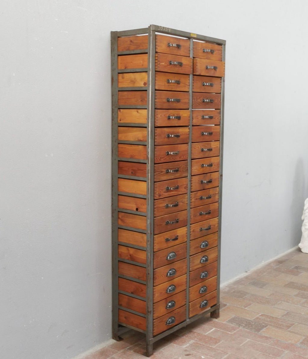KR34 Schubladenschrank in geschlossener Seitenansicht mit durchgehender Schubladenfront aus Holz