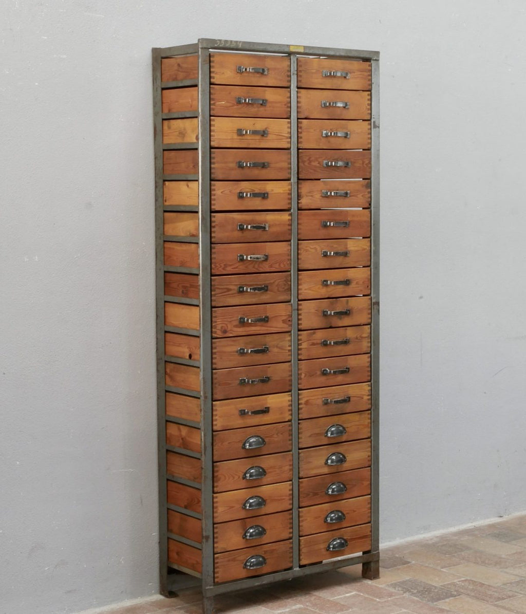 KR34 Schubladenschrank in geschlossener Frontansicht mit zahlreichen flachen Holzschubladen