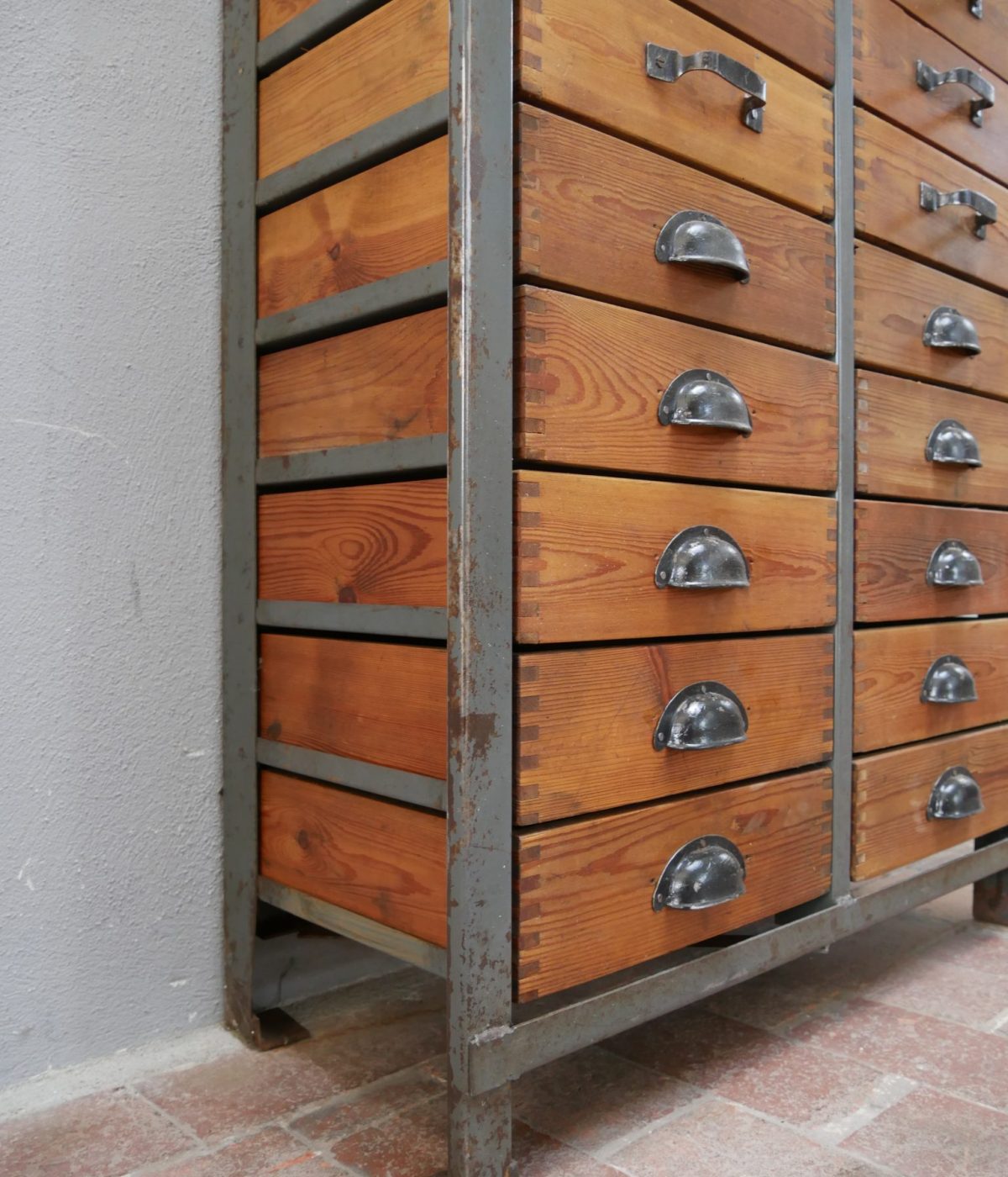 Perspektivische Seitenansicht des KR34 Schubladenschranks mit sichtbaren Holzschubladen und Metallrahmen