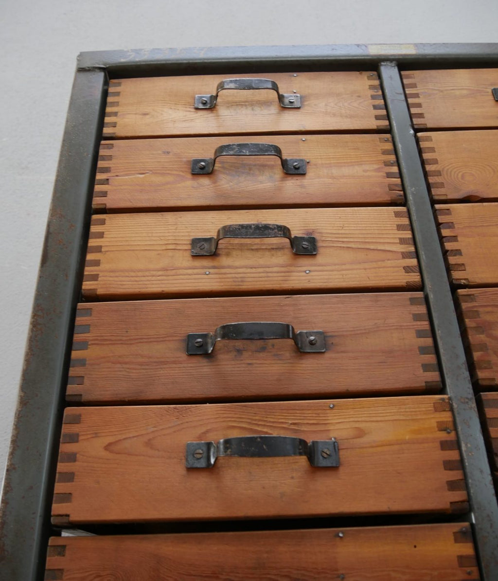 Schrägansicht der Schubladenfront mit ergonomischen Metallgriffen am KR34 Schubladenschrank