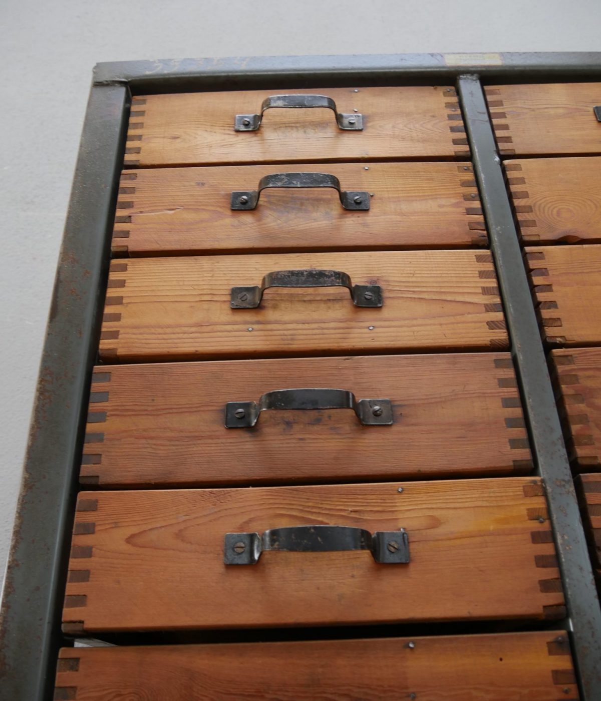 Schrägansicht der Schubladenfront mit ergonomischen Metallgriffen am KR34 Schubladenschrank