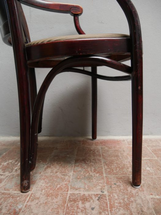 Detailansicht Stuhlbeine von Jugenstilstuhl Thonet Wien