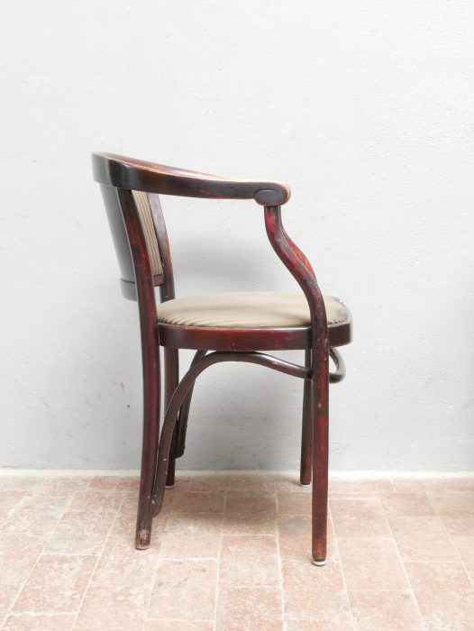 Seitenansicht von Juenstilstuhl der Marke Thonet Wien