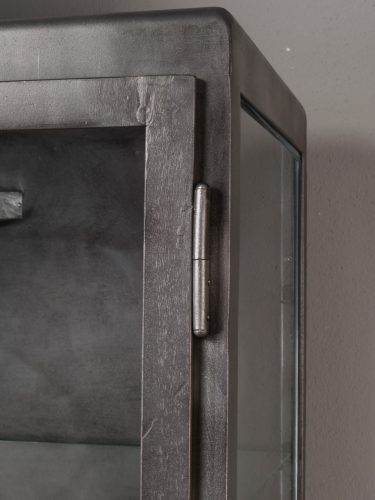 Detail der Seitenwand des restaurierten Industrieschrankes. Die gebürstete und geölte Metalloberfläche zeigt ihre feine Struktur und die hochwertige Restaurierungsarbeit, welche den historischen Charakter des Originalmöbels bewahrt.
