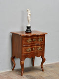 Kleine originale Barock-Pfeilerkommode aus Dresden um 1860 in edlem Nussbaum. Gesamtansicht mit zwei geschweiften Schubladen, aufwendigen Intarsien, originalen Messingbeschlägen, elegant geschwungenen Füßen und restaurierter Oberfläche. Ein hochwertiges Originalmöbel, keine Reproduktion.
