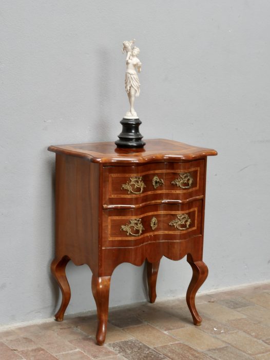 Kleine originale Barock-Pfeilerkommode aus Dresden um 1860 in edlem Nussbaum. Gesamtansicht mit zwei geschweiften Schubladen, aufwendigen Intarsien, originalen Messingbeschlägen, elegant geschwungenen Füßen und restaurierter Oberfläche. Ein hochwertiges Originalmöbel, keine Reproduktion.

